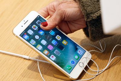 Клієнт перевіряє iPhone 7 у магазині Apple
