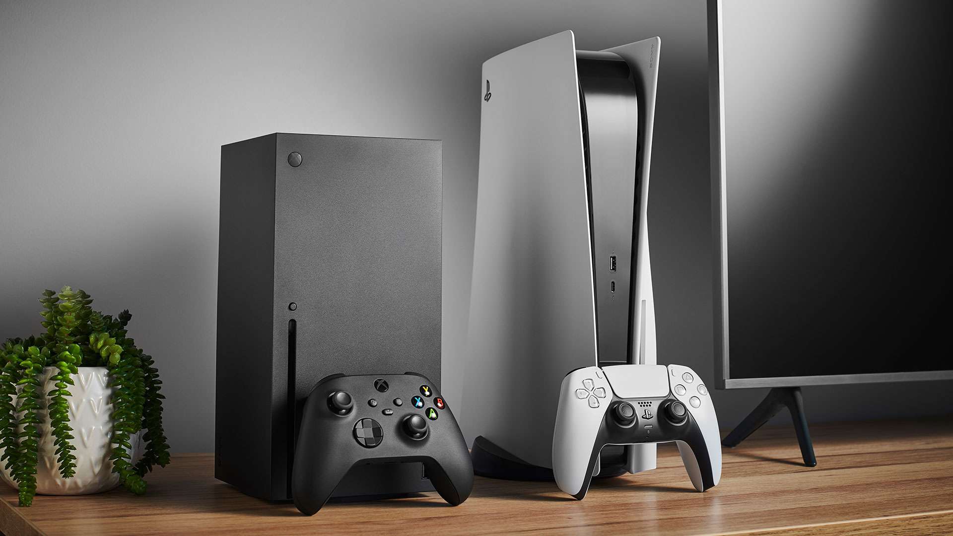 Xbox Series X та PS 5, встановлені поруч один з одним у розважальному центрі з телевізором.