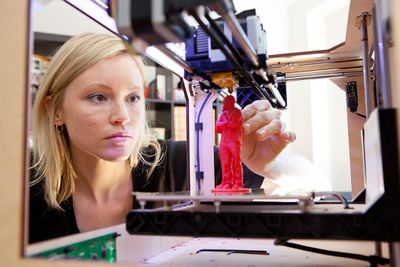 Жінка за допомогою 3D-принтера
