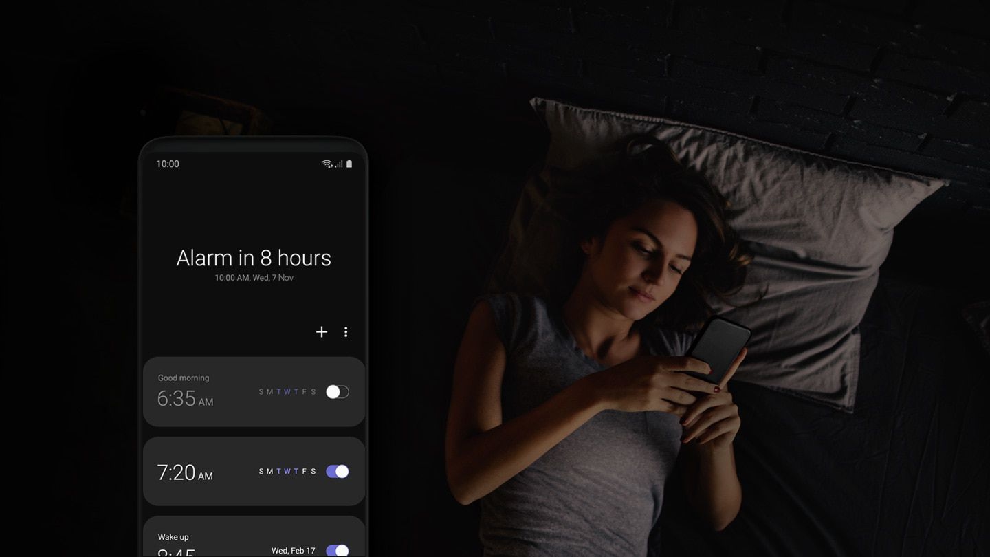 Жінка в ліжку за допомогою свого телефону, інтерфейс сигналізації від одного інтерфейсу накладається зліва