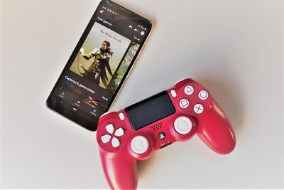 Контролер PlayStation 4 і телефон Google Pixel з відкритим Google Stadia