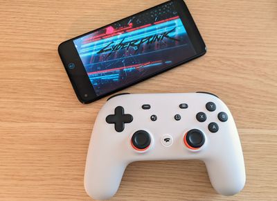 Контролер Stadia, підключений до телефону, що грає на Cyberpink 2077.