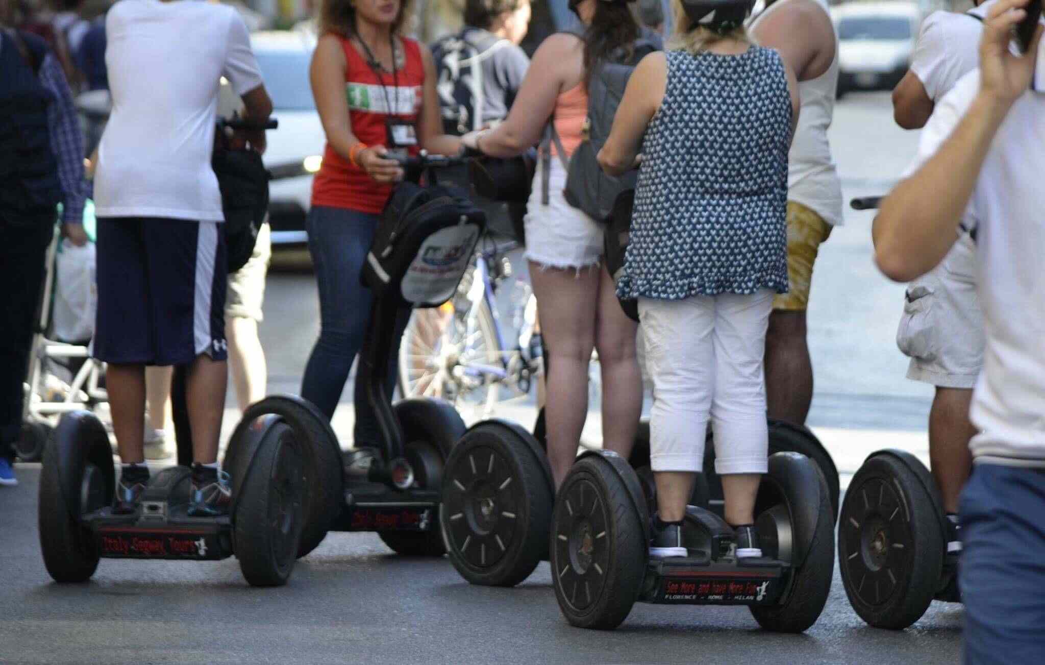 Люди на скутерах Segway