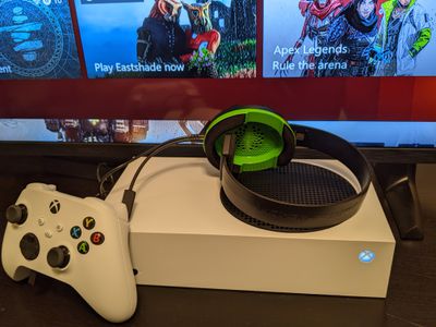 Гарнітура з Xbox Series S та контролером.