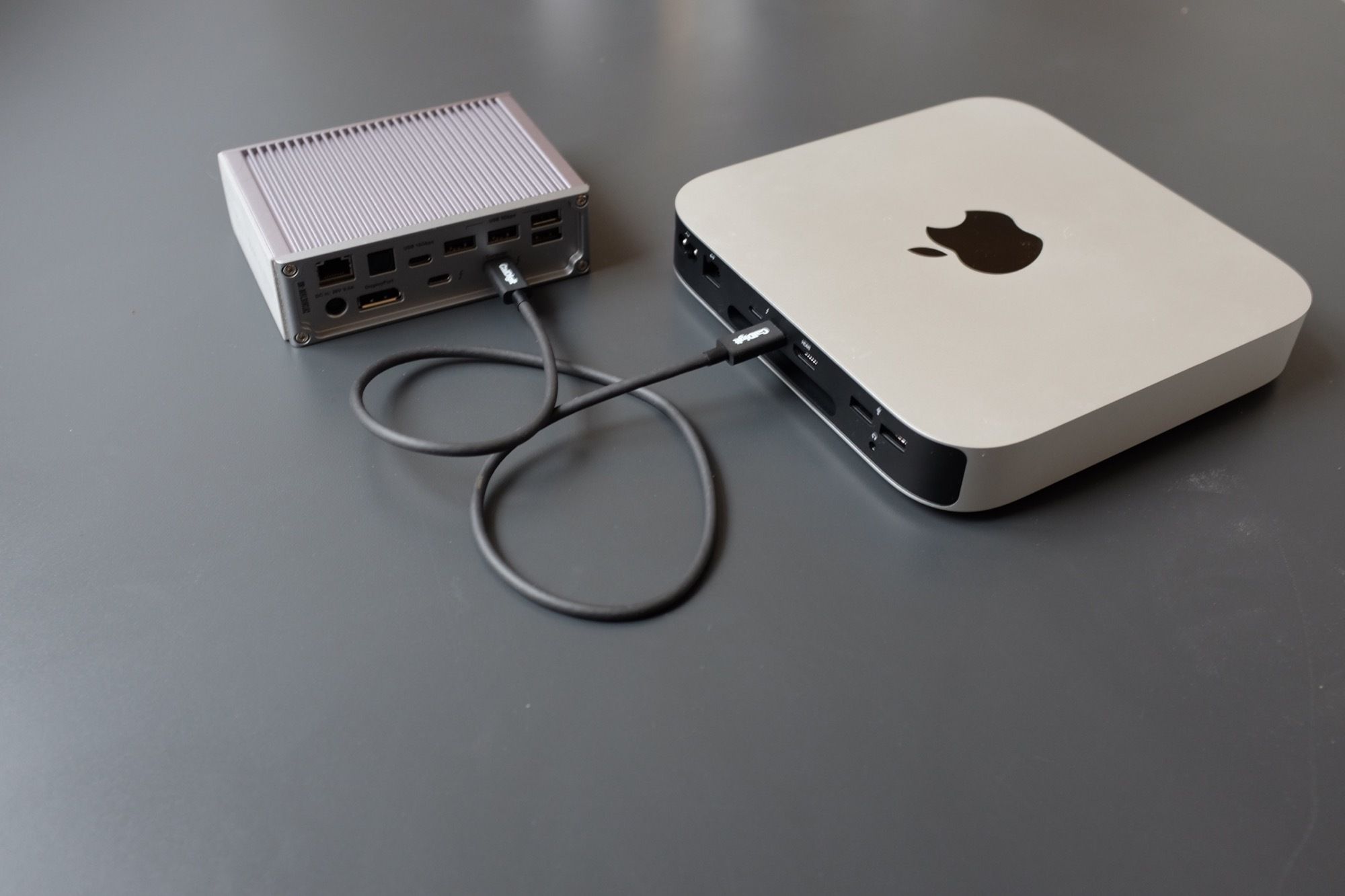 Док-станція CalDigit TS3 + підключена до Mac Mini