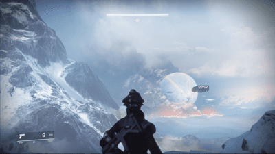 Bir Guardian, Destiny 2'de geniş bir manzaraya bakıyor