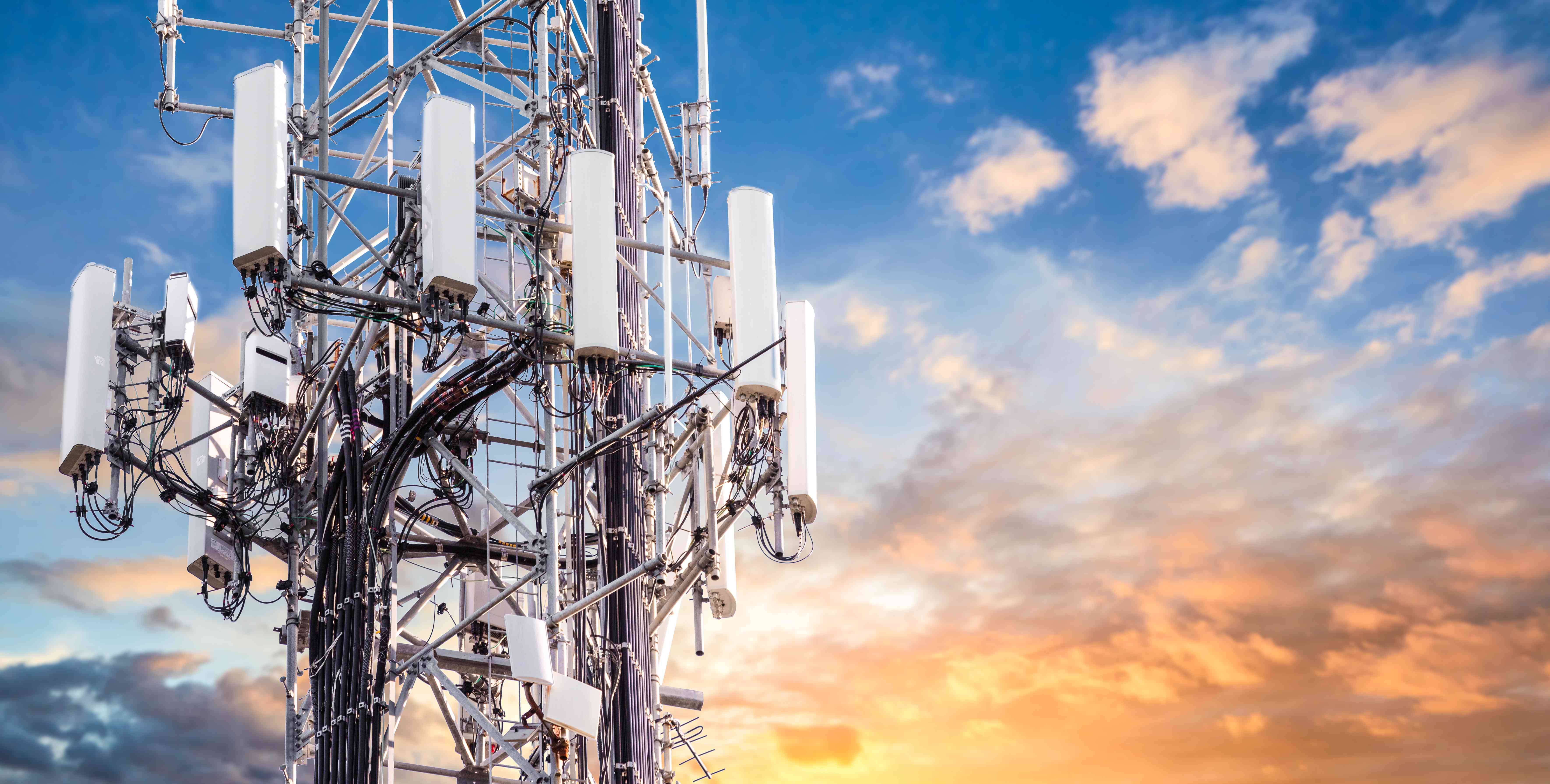5G Sunset Cell Tower: Вежа стільникового зв'язку для передачі мобільних телефонів та відеоданих