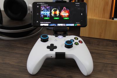 Телефон Android, який транслює ігри Xbox One.