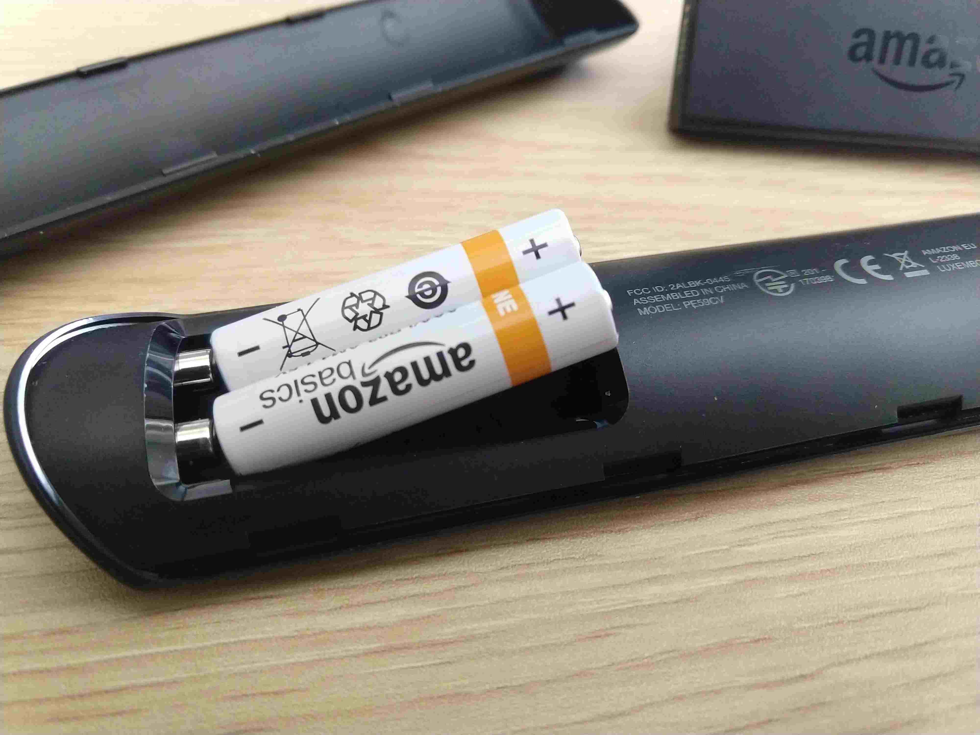Фотографія батарей у пульті дистанційного керування Fire Stick.