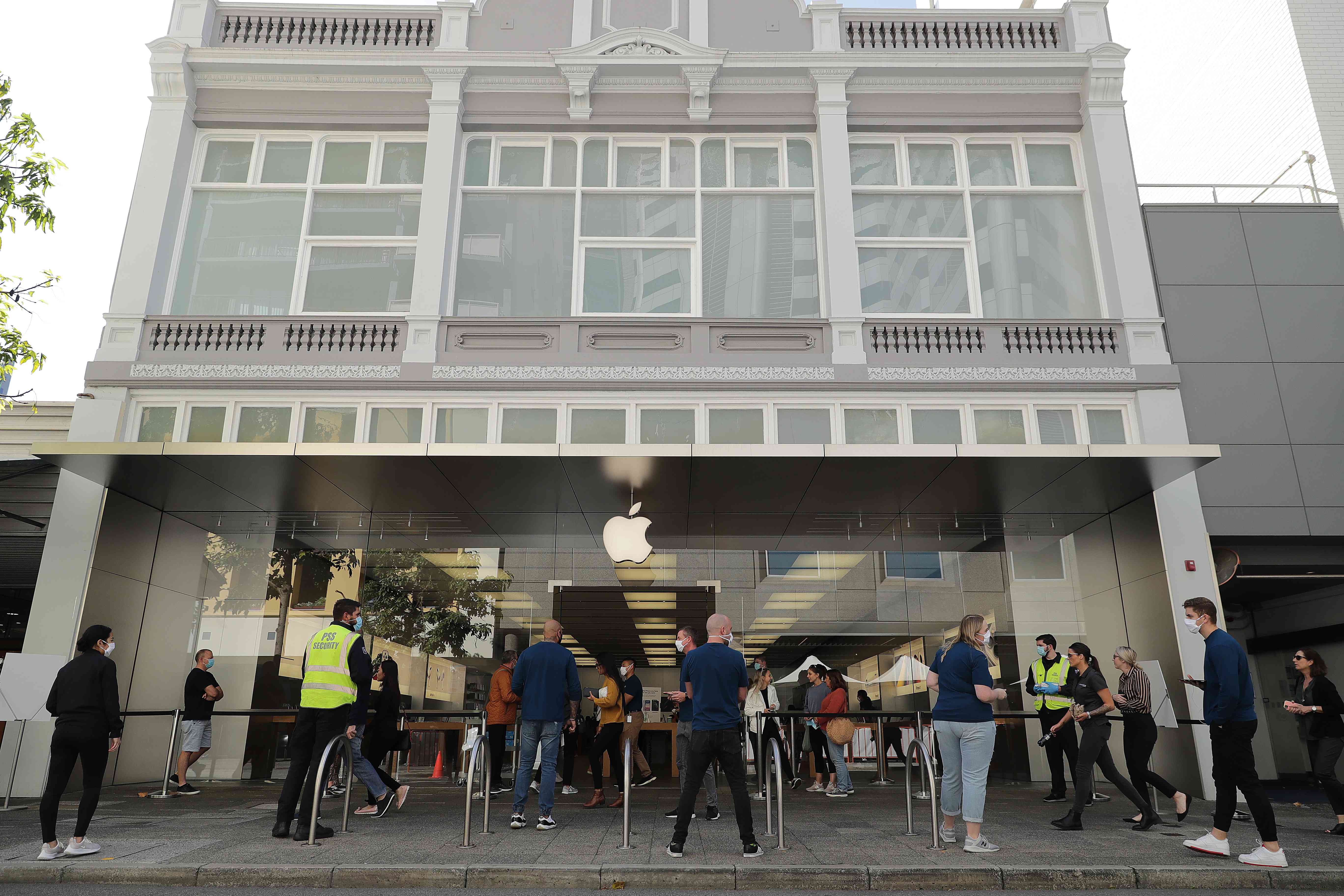 Співробітники Apple задають питання здоров’я людям, які заходять у магазин Apple у КБР Перту