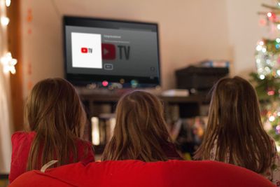 Діти використовують YouTube TV для перегляду телевізора на Xbox Series X | S.