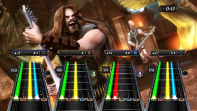 Ігровий екран Guitar Hero 5 з чотирма гітарними рейками та двома ігровими персонажами
