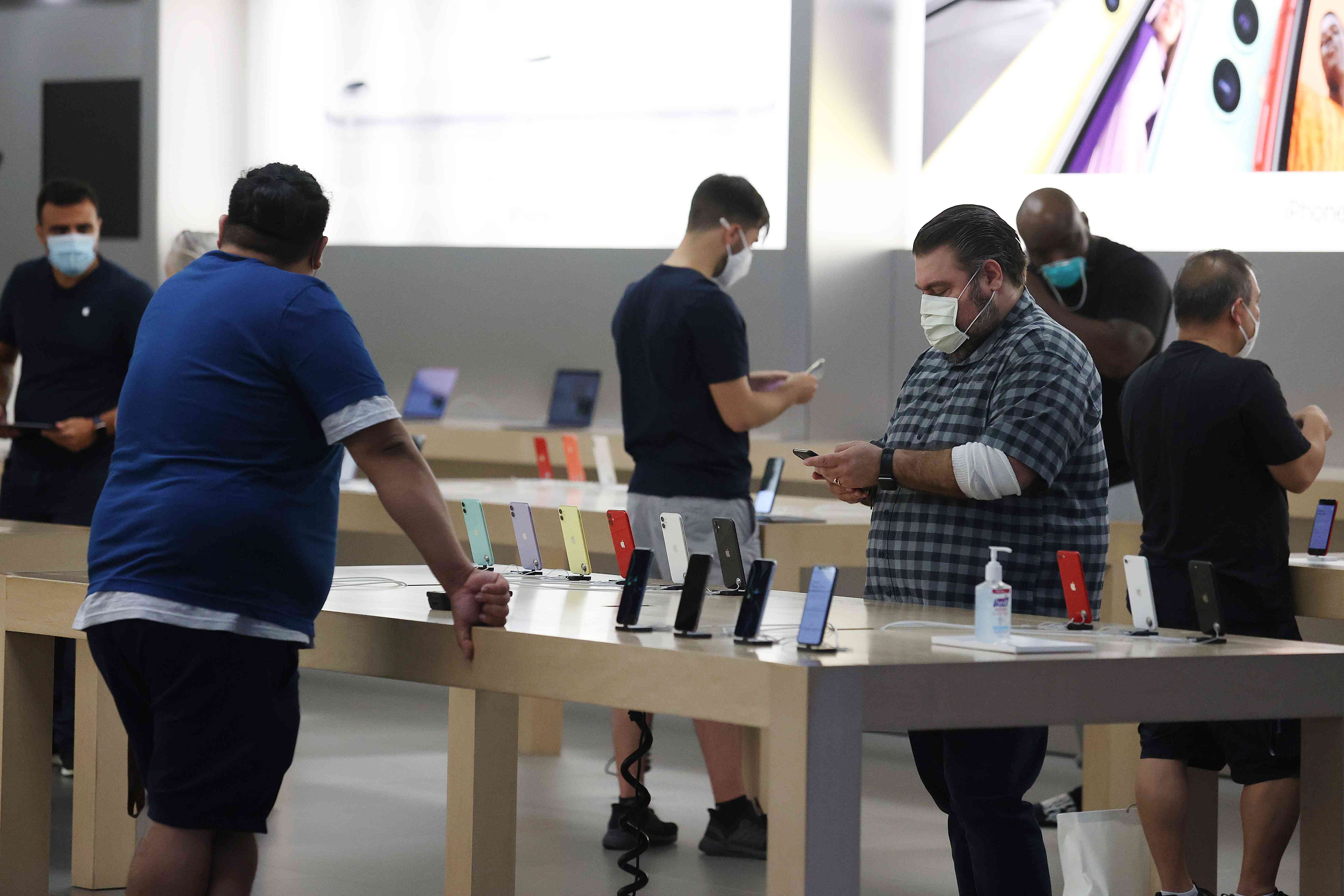 Клієнти роблять покупки в магазині Apple у торговому центрі Roosevelt Field у Гарден-Сіті, штат Нью-Йорк