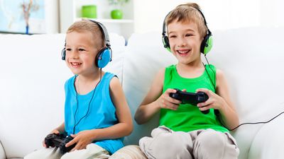 Двоє хлопчиків грають у веселі онлайн-ігри на своєму PlayStation 4.