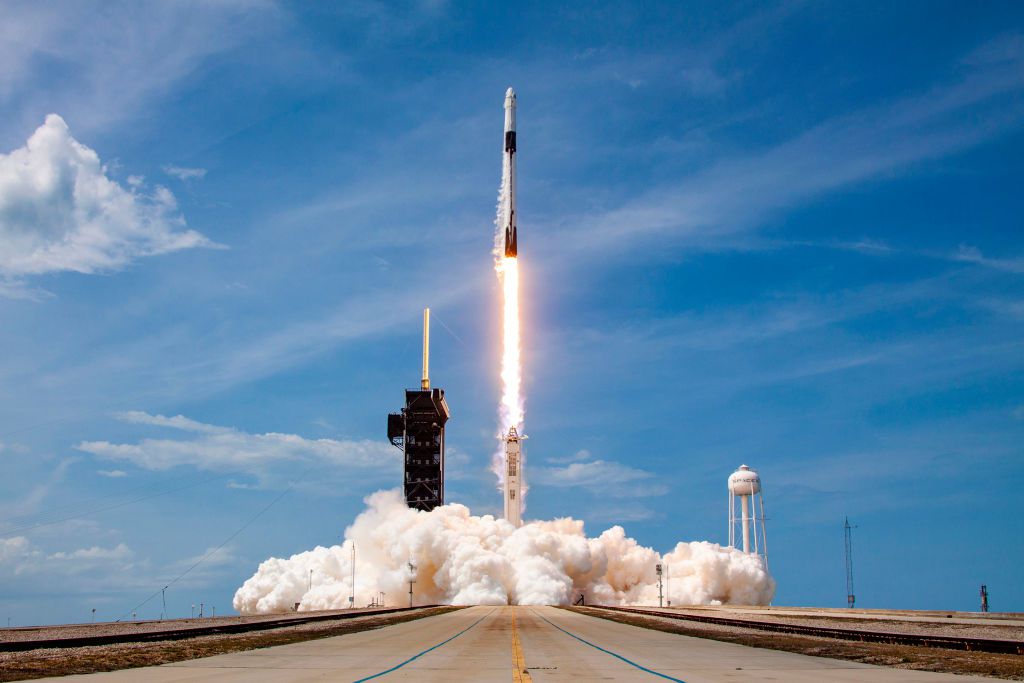 Ракета Falcon 9, що несе космічний корабель компанії Crew Dragon, запускається на місії Demo-2 до Міжнародної космічної станції