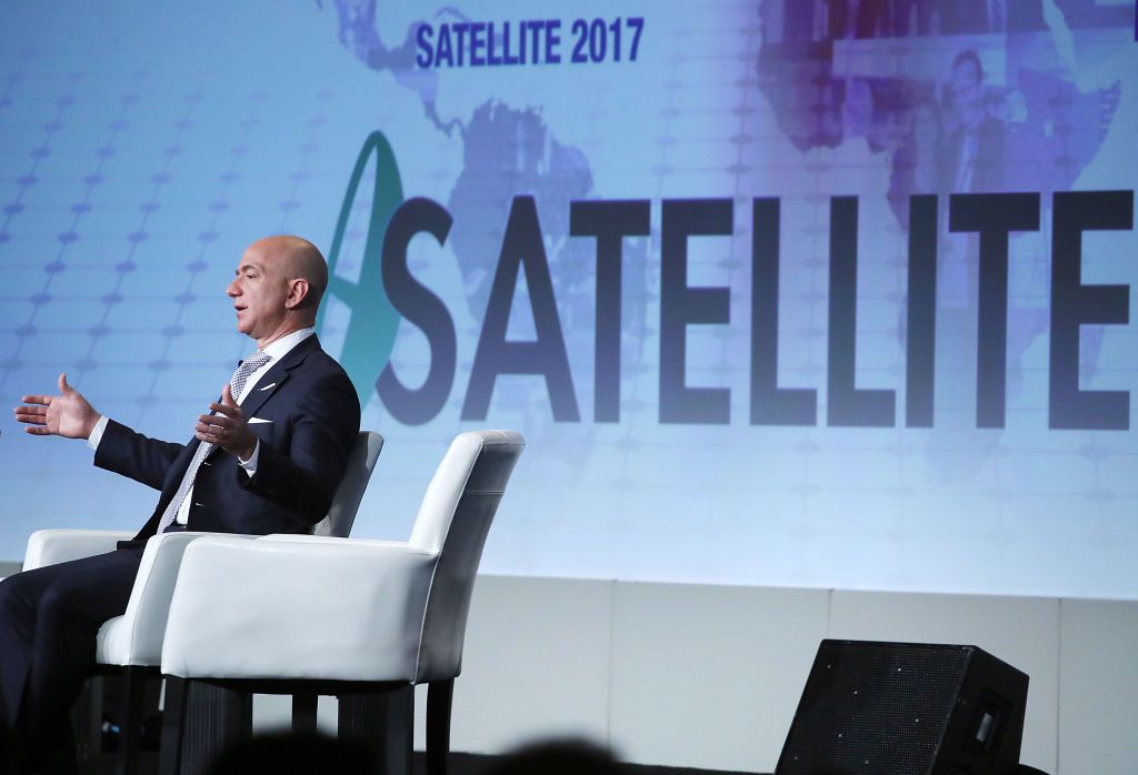 Джефф Безос, генеральний директор Amazon та засновник Blue Origin, виступає під час конференції Access Intelligence SATELLITE 2017