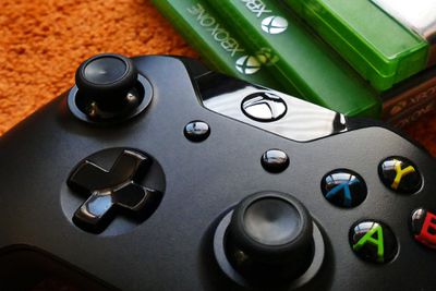 Контролер Xbox One та деякі ігри.