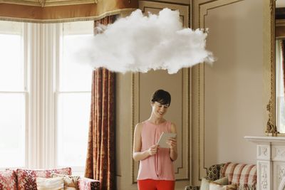 Жінка у вітальні з хмарою над головою