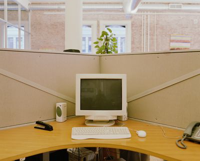 Старший настільний комп'ютер на робочій станції в офісі