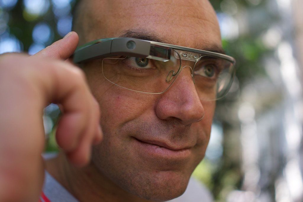 Чоловік носить Google Glass