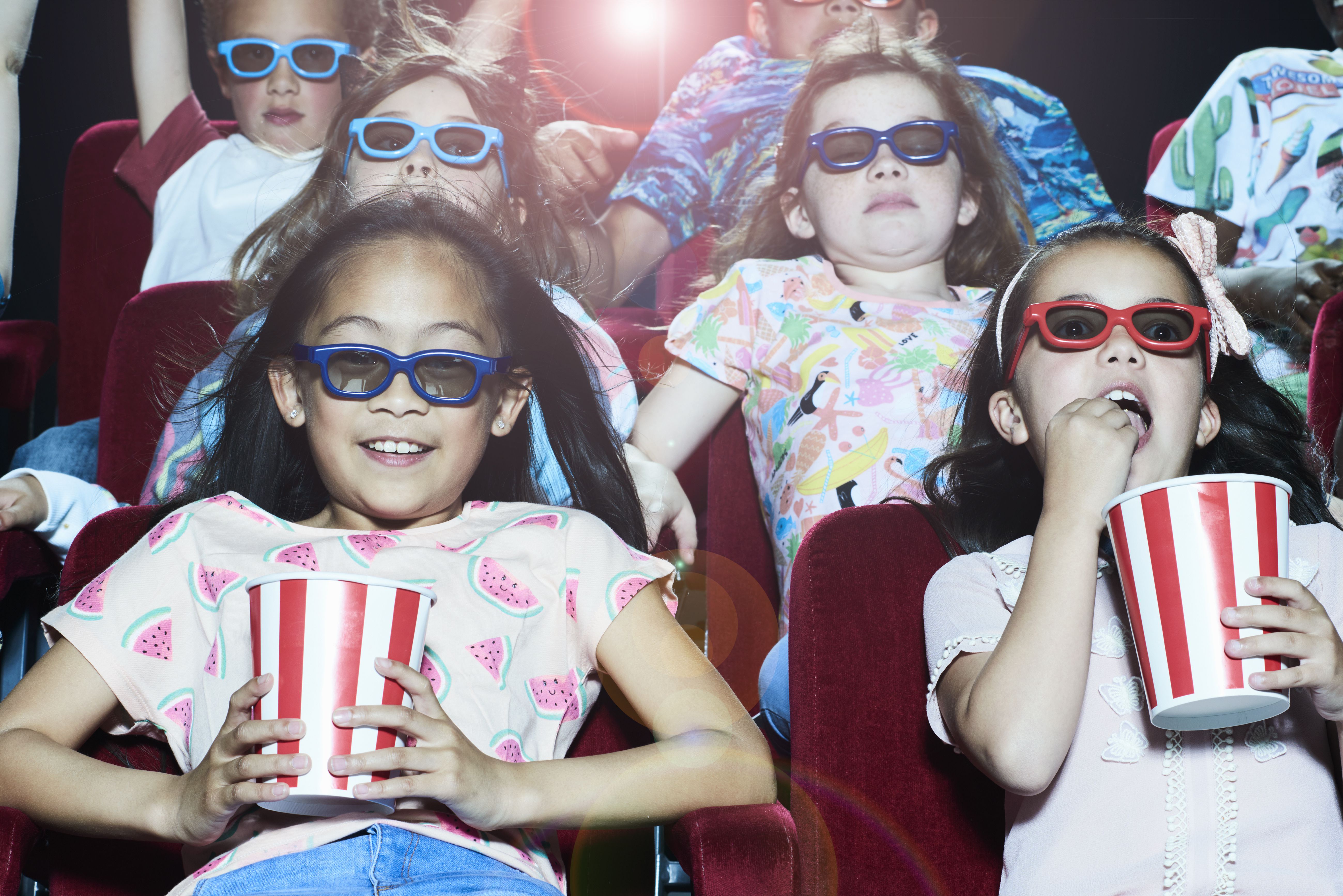 Група дітей, насолоджуючись 3D фільм у кінотеатрі