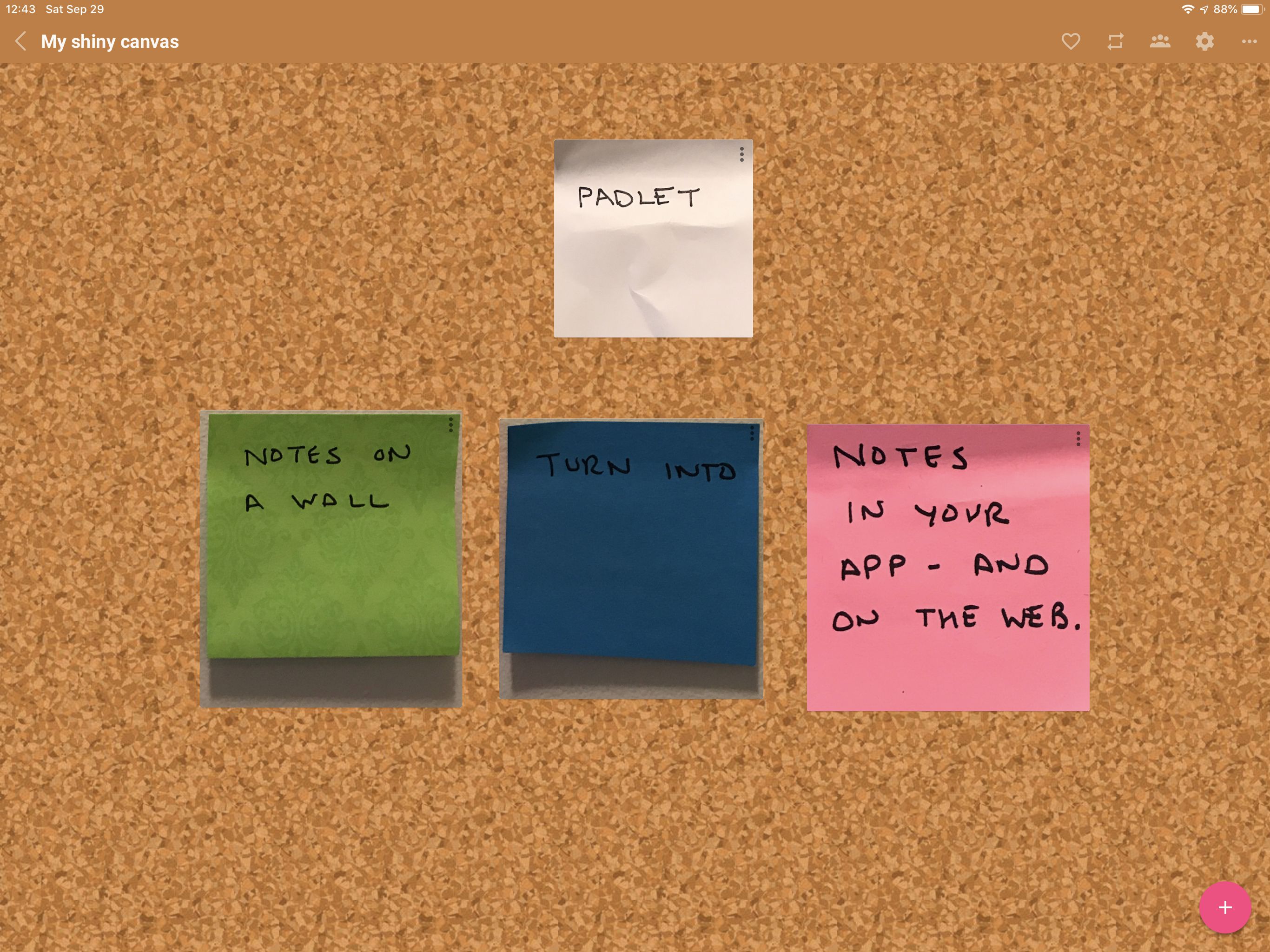 Скріншот Padlet, на якому показано 4 наклейки, перетворені на цифрові нотатки зі зміною розміру