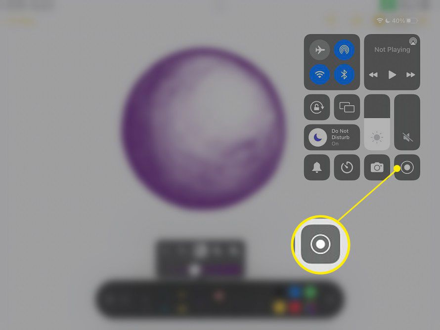Кнопка запису екрана (заповнене коло) виділена в центрі керування iPad