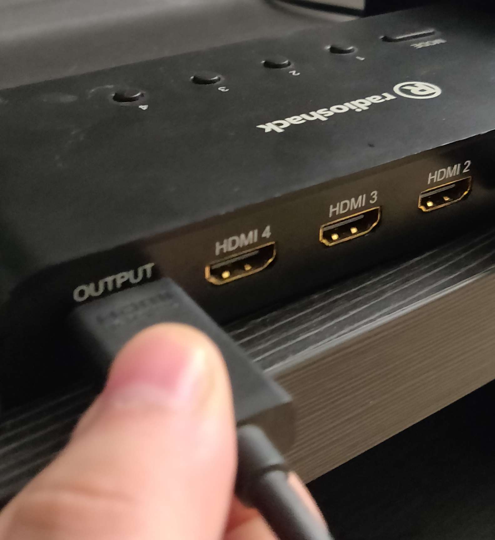 Підключення кабелю HDMI до вихідного порту комутатора HDMI